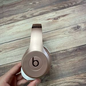 Beats Solo 3 Wireless headphones rose gold